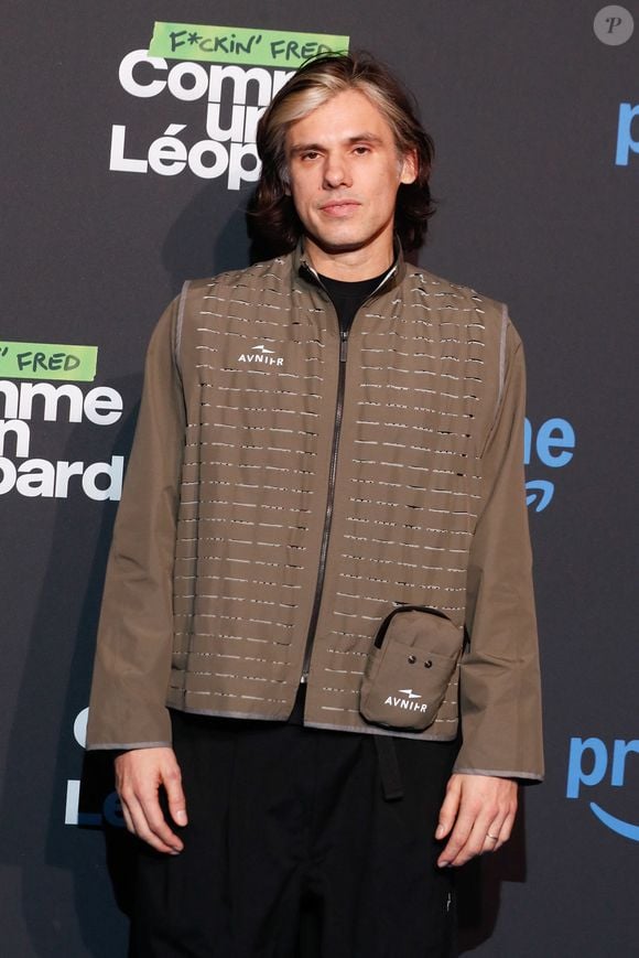 Il découvre une armure ancestrale qui se greffe à lui.

Orelsan (Aurélien Cotentin) - Avant-première du documentaire "FCKIN' FRED Comme un léopard" au Grand Rex à Paris, France, le 22 février 2025. © Christophe Clovis / Bestimage