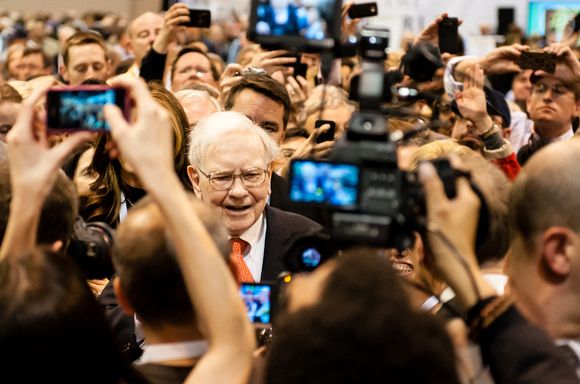 May 4, 2013 - Omaha, Nebraska, États-Unis - Warren Buffett était entouré d'actionnaires essayant de l'apercevoir alors qu'il se promenait dans le hall d'exposition avant l'assemblée. Plus de 30 000 actionnaires ont assisté à l'assemblée générale annuelle de Berkshire Hathaway au CenturyLink Center à Omaha, Nebraska. Photo par Steven Branscombe/ZUMA/ABACAPRESS.COM