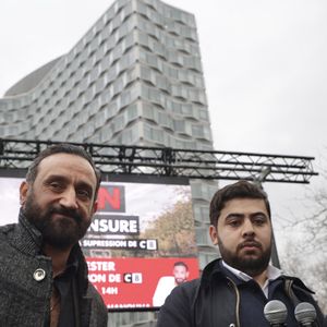 Cyril Hanouna participe, aux côtés du journaliste Radouan Kourak, à la manifestation "Non à la Censure" visant à soutenir la chaîne de télévision C8, devant le siège de l'Arcom à Paris, le 18 décembre 2024. L’ARCOM, l’Autorité de régulation de la communication audiovisuelle et numérique, a récemment décidé de ne pas renouveler l’autorisation de diffusion de C8 sur la TNT en février 2025, suite à ce qu'elle considère comme des manquements, tels que "des violations d’obligations en matière de pluralisme d’information, de maîtrise de l’antenne et de respect des droits des personnes". Une pétition visant à contrer cette décision a déjà recueilli plus d'un million de signatures. 
© Jack Tribeca / Bestimage