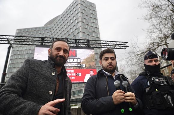 Cyril Hanouna participe, aux côtés du journaliste Radouan Kourak, à la manifestation "Non à la Censure" visant à soutenir la chaîne de télévision C8, devant le siège de l'Arcom à Paris, le 18 décembre 2024. L’ARCOM, l’Autorité de régulation de la communication audiovisuelle et numérique, a récemment décidé de ne pas renouveler l’autorisation de diffusion de C8 sur la TNT en février 2025, suite à ce qu'elle considère comme des manquements, tels que "des violations d’obligations en matière de pluralisme d’information, de maîtrise de l’antenne et de respect des droits des personnes". Une pétition visant à contrer cette décision a déjà recueilli plus d'un million de signatures. 
© Jack Tribeca / Bestimage