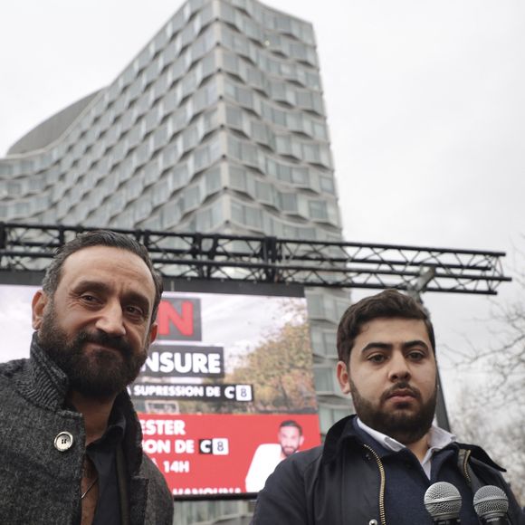 Cyril Hanouna participe, aux côtés du journaliste Radouan Kourak, à la manifestation "Non à la Censure" visant à soutenir la chaîne de télévision C8, devant le siège de l'Arcom à Paris, le 18 décembre 2024. L’ARCOM, l’Autorité de régulation de la communication audiovisuelle et numérique, a récemment décidé de ne pas renouveler l’autorisation de diffusion de C8 sur la TNT en février 2025, suite à ce qu'elle considère comme des manquements, tels que "des violations d’obligations en matière de pluralisme d’information, de maîtrise de l’antenne et de respect des droits des personnes". Une pétition visant à contrer cette décision a déjà recueilli plus d'un million de signatures. 
© Jack Tribeca / Bestimage