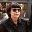 Mireille Mathieu : entourée de deux de ses 13 frères et sœurs, elle est venue accompagner un proche de son clan pour son dernier voyage
