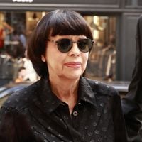 Mireille Mathieu : entourée de deux de ses 13 frères et sœurs, elle est venue accompagner un proche de son clan pour son dernier voyage