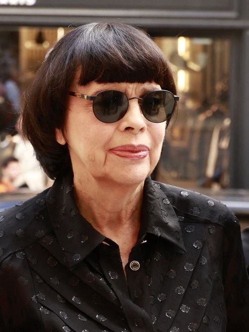 Mireille Mathieu : entourée de deux de ses 13 frères et sœurs, elle est venue accompagner un proche de son clan pour son dernier voyage
