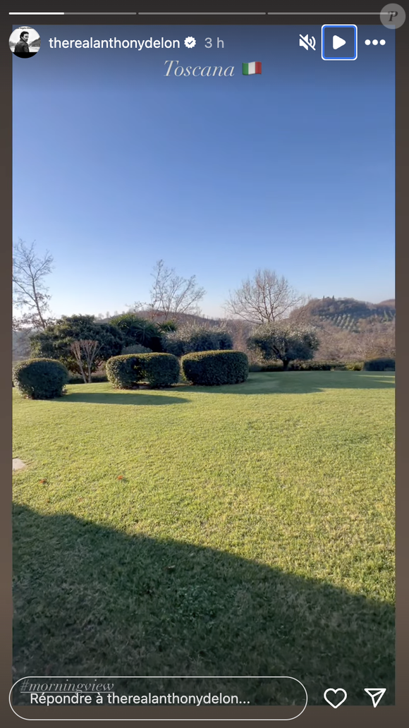De son côté, Anthony Delon a joué dans plusieurs films et séries italiennes, notamment L’ospite segreto, en 2003 et La Piovra 7, en 1995.

Story Instagram d'Anthony Delon alors en vacances en Toscane, en Italie, le 21 février 2025 ©therealanthonydelon