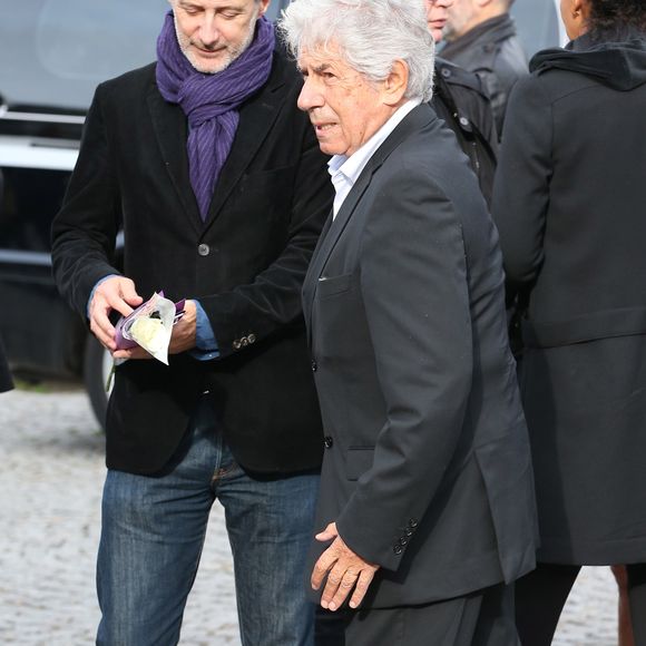 Antoine de Caunes et Philippe Gildas - Arrivees aux obseques de Gilles Verlant au cimetiere du Pere-Lachaise a Paris. Le 4 octobre 2013
JACOVIDES-BORDENAVE / BESTIMAGE