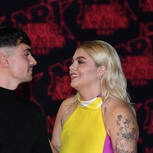 Louane et son fiancé Florian Rossi sur le tapis rouge des NRJ Music Awards. Photo par Christophe Aubert via Bestimage