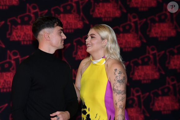 Louane et son fiancé Florian Rossi sur le tapis rouge des NRJ Music Awards. Photo par Christophe Aubert via Bestimage