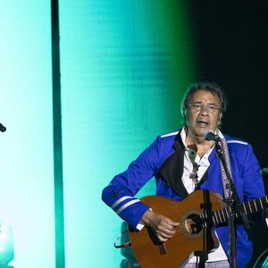 Laurent Voulzy et sa compagne Isaure Le Faou interprètent deux titres ensemble - Laurent Voulzy en concert sur la scène du théâtre de Verdure lors du 41ème Festival de Ramatuelle, le 9 août 2025. 
© Cyril Bruneau / Bestimage