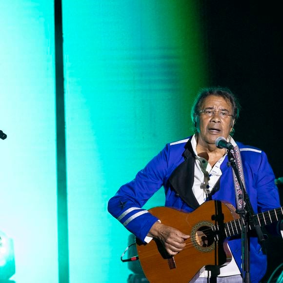 Laurent Voulzy et sa compagne Isaure Le Faou interprètent deux titres ensemble - Laurent Voulzy en concert sur la scène du théâtre de Verdure lors du 41ème Festival de Ramatuelle, le 9 août 2025. 
© Cyril Bruneau / Bestimage