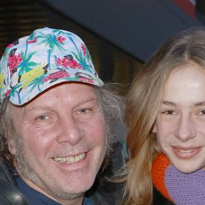 En janvier 2026, il avait déjà fait une apparition remarquée aux côtés de son père à la Fashion Week de Paris. 

Philippe Katerine et son fils Billy au défilé Walter Van Beirendonck "Collection Homme Prêt-à-Porter Automne/Hiver 2026-2027" lors de la Fashion Week de Paris (PFW) le 21 janvier 2026. © Christophe Aubert / Bestimage