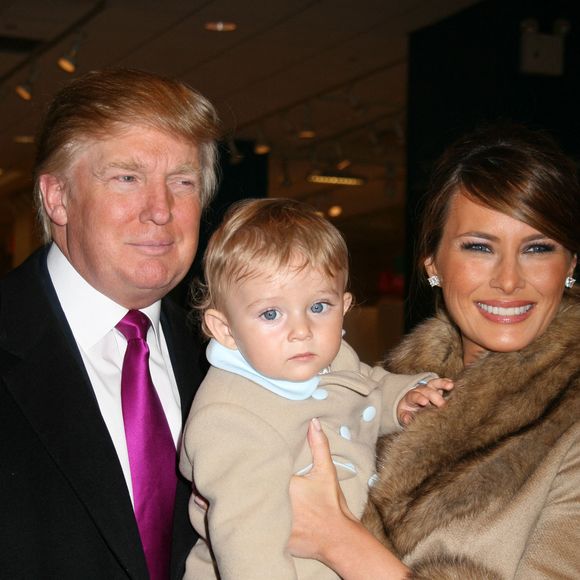 Donald Trump, Melania Trump et son fils Barron Trump (1 an) lors de la 16e édition annuelle du BUNNY HOP au profit de la Société du Memorial Sloan-Kettering Cancer Center à la FAO Schwartz à New York City, NY, USA, le 13 mars 2007. Photo Adam Nemser/Startraks/ABACAPRESS.COM