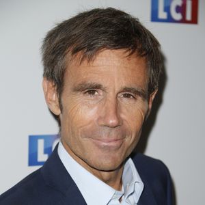 "Surtout que là le joker, il n'était pas là donc il peut y avoir un petit moment de solitude, je crois que celui qui est arrivé en retard et ça s'est vu à l'antenne, c'était David Pujadas". 

David Pujadas lors du photocall de la conférence de rentrée de la chaine LCI à Boulogne Billancourt le 30 août 2017. © Christophe Aubert via Bestimage