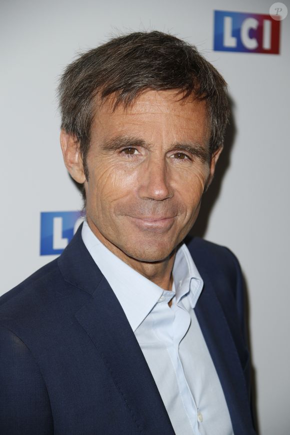 "Surtout que là le joker, il n'était pas là donc il peut y avoir un petit moment de solitude, je crois que celui qui est arrivé en retard et ça s'est vu à l'antenne, c'était David Pujadas". 

David Pujadas lors du photocall de la conférence de rentrée de la chaine LCI à Boulogne Billancourt le 30 août 2017. © Christophe Aubert via Bestimage