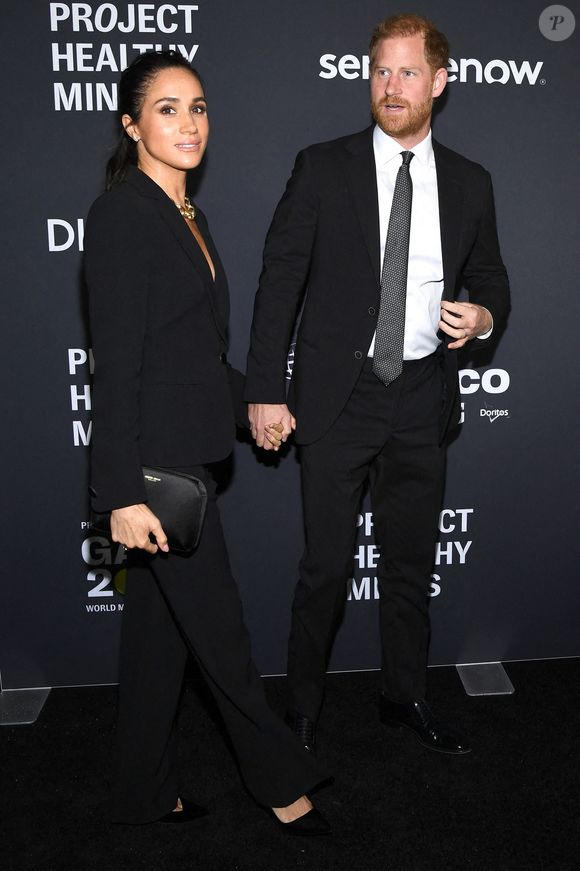 Harry était lui en costume noir et cravate grise.

Meghan, duchesse de Sussex et le prince Harry, duc de Sussex, troisième gala annuel de la Journée mondiale de la santé mentale organisé par Project Healthy Minds, Spring Studios, New York, NY, 9 octobre 2025. (Photo par Anthony Behar/Sipa USA)