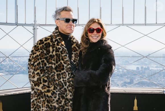 Si aujourd'hui, il est heureux en ménage avec son épouse Ayda Field, tout n'a pas été si rose.
14 janvier 2025, New York, Ny, États-Unis : Robbie Williams et Ayda Field visitent l'Empire State Building pour célébrer la sortie de ''Better Man'' à l'Empire State Building à New York. Le 14 janvier 2025.
©Zuma Press / Bestimage