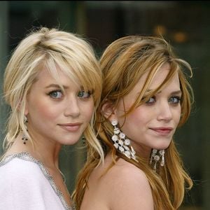Mais à 20 ans, en 2006, elles se sont lancées dans l'aventure de la mode...

Mary-Kate et Ashley lors de l'inauguration de leur étoile sur le Hollywood Walk of Fame, à Los Angeles, le 30 avril 2004. Alain Rolland / Maxima Prod / Bestimage