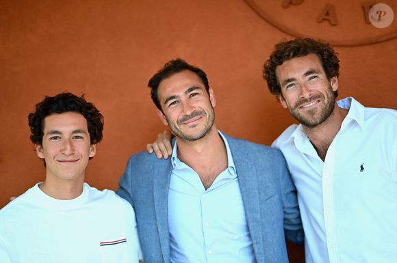 Le benjamin de la famille de "L'agence" s'est installé à l'étranger

Raphael Kretz, Valentin Kretz et Martin Kretz assistent aux Internationaux de France  à Roland Garros à Paris, France. Photo by ABACAPRESS.COM
