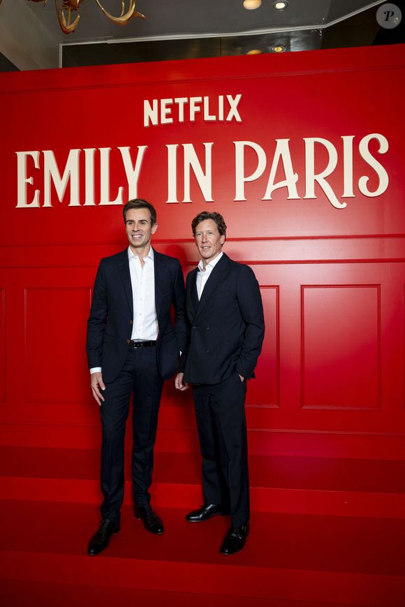Jean-Baptiste Marteau et son compagnon Jean de Reynal lors de la première de la série “Emily in Paris” saison 5 au Grand Rex à Paris le 15 décembre 2025.

© Pierre Perusseau / Bestimage