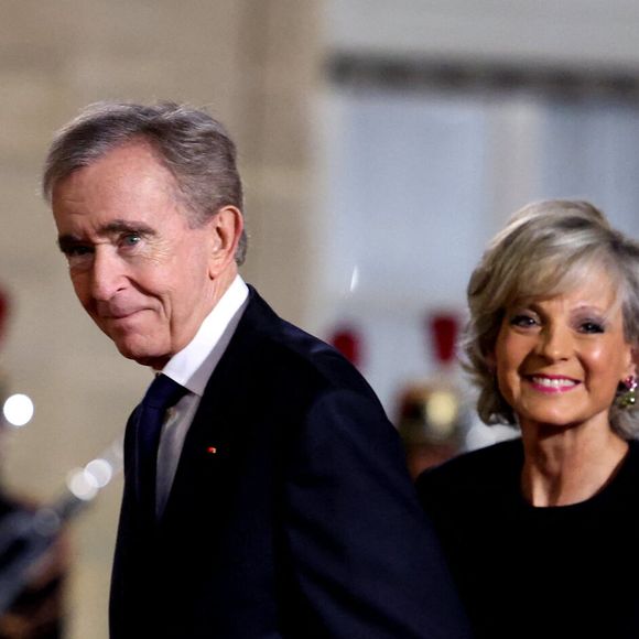 Avant de rappeler une nouvelle fois : "Ils se retrouvent sur énormément de sujets. Il n’y en pas d’histoires."

Bernard Arnault, Pdg de LVMH et sa femme Hélène Mercier-Arnault lors de l'accueil par le couple présidentiel français du président du Kazakhstan au palais de l'Elysée à Paris pour un dîner d'état le 5 novembre 2024.

Dominique Jacovides / Bestimage