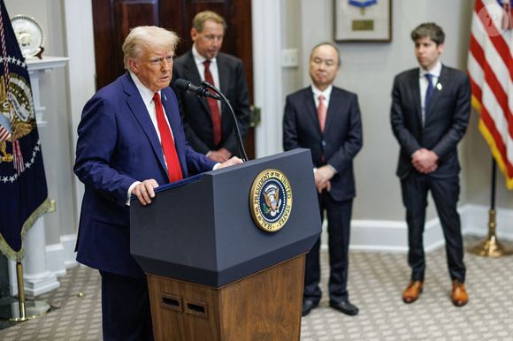 Le président Donald Trump prononce un discours sur l'infrastructure de l'IA sous le regard de Larry Ellison, directeur de la technologie d'Oracle, Junichi Miyakawa, PDG de SoftBank Corp, Sam Altman, PDG d'OpenAI, dans la salle Roosevelt de la Maison Blanche à Washington DC, le mardi 21 janvier 2025. Le président Trump devrait annoncer un investissement de 0 milliard d'euros dans l'infrastructure de l'IA aux États-Unis. (Photo by Aaron Schwartz/Pool/ABACAPRESS.COM)