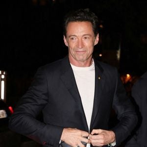 **Paris (France) – Hugh Jackman est aperçu à son arrivée au célèbre restaurant Lapérouse, à Paris. L'acteur affiche une élégante silhouette dans un costume noir, associé à un t-shirt blanc.**

Backgrid USA / Bestimage