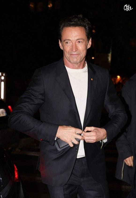 **Paris (France) – Hugh Jackman est aperçu à son arrivée au célèbre restaurant Lapérouse, à Paris. L'acteur affiche une élégante silhouette dans un costume noir, associé à un t-shirt blanc.**

Backgrid USA / Bestimage