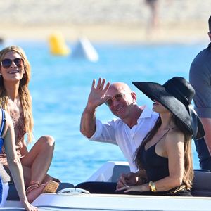 Jeff Bezos et sa femme Lauren Sanchez au Club 55 sur la plage de Pampelonne à Saint-Tropez (Ramatuelle), Côte d'Azur, France, le 22 juillet 2025. © Bestimage