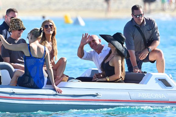 Jeff Bezos et sa femme Lauren Sanchez au Club 55 sur la plage de Pampelonne à Saint-Tropez (Ramatuelle), Côte d'Azur, France, le 22 juillet 2025. © Bestimage