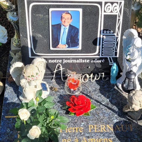 Jean-Pierre Pernaut aurait eu 75 ans aujourd'hui

Détail de la tombe de Jean-Pierre Pernaut au cimetière des Arches à Louveciennes, France. L'ancien présentateur du journal de 13 heures de TF1, décédé à l'âge de 71 ans, repose dans cette commune des Yvelines. Louveciennes, Yvelines. Photo par ABACAPRESS.COM