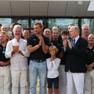 Peter Harrison, Pierre Casiraghi, son fils Francesco, le prince Albert II de Monaco - Le prince Albert II de Monaco a félicité les vainqueurs de l'Admiral’s Cup 2025, les 2 équipages du Yacht Club menés par Pierre Casiraghi, vice-président du Y.C.M. à la barre de Jolt 6 et Peter Harrison sur Jolt 3 le 14 septembre 2025.

© Claudia Albuquerque / Bestimage