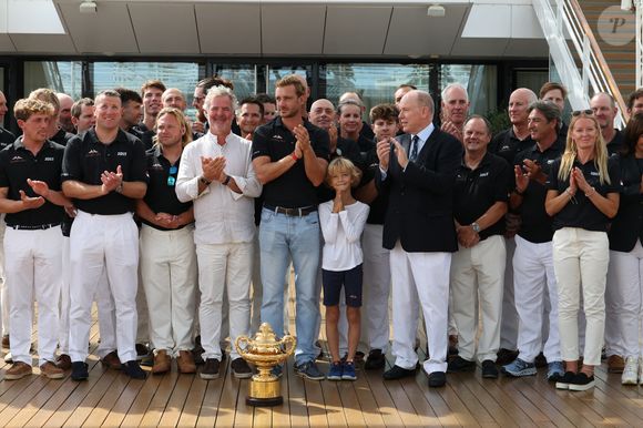 Peter Harrison, Pierre Casiraghi, son fils Francesco, le prince Albert II de Monaco - Le prince Albert II de Monaco a félicité les vainqueurs de l'Admiral’s Cup 2025, les 2 équipages du Yacht Club menés par Pierre Casiraghi, vice-président du Y.C.M. à la barre de Jolt 6 et Peter Harrison sur Jolt 3 le 14 septembre 2025.

© Claudia Albuquerque / Bestimage