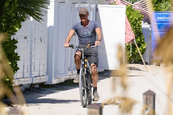 EXCLUSIF Miami, FL Le chanteur britannique Sting, âgé de 74 ans, a été aperçu en train de profiter de son samedi pour faire du vélo sous le soleil de Miami, en Floride.
Backgrid USA / Bestimage