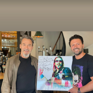 Florent Pagny prend la pose à La Table du Coq, dans une ambiance simple et conviviale.