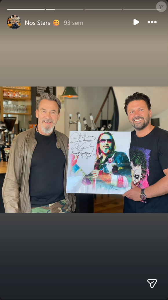 Florent Pagny prend la pose à La Table du Coq, dans une ambiance simple et conviviale.
