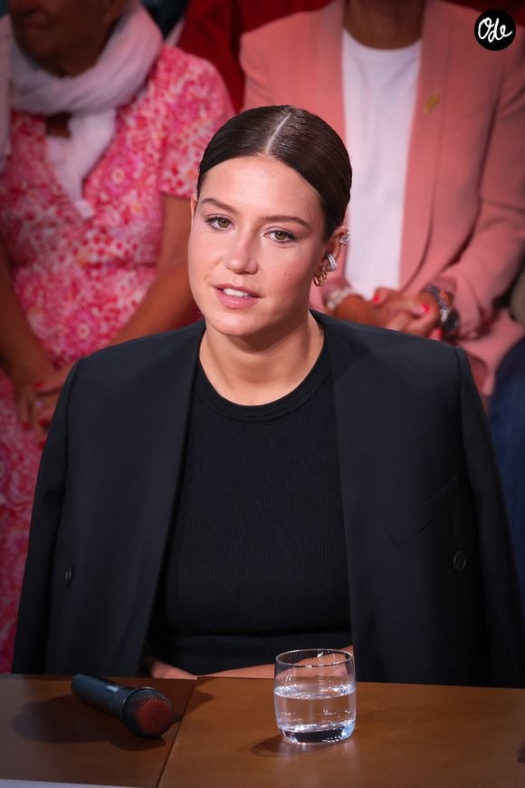 Sa maman a également partagé une particularité physique singulière qui influence ses amitiés.

Exclusif - Adèle Exarchopoulos - Plateau de l'émission "C à vous" lors du 79ème Festival International du Film de Cannes le 18 mai 2026. 

© Jack Tribeca / Bestimage
