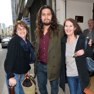 Jane Birkin, Lulu Gainsbourg et Bambou au lancement officiel de l'association Serge Gainsbourg au cabaret Don Camilo à Paris, le 2 avril 2017.

Photo : Guirec Coadic  /Bestimage