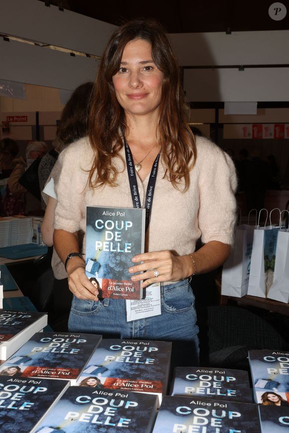 Alice Pol lors de la 41ème Foire du Livre de Brive dans La Halle Brassens, à Brive-la-Gaillarde, France, le 10 novembre 2023. © Jean-Marc Lhomer/Bestimage