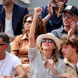 Sarah Poniatowski (Lavoine) avec son compagnon Roschdy Zem et son fils Roman dans les tribunes lors des Internationaux de France de Tennis de Roland Garros 2025. Paris, le 1er Juin 2025. © Dominique Jacovides/Bestimage