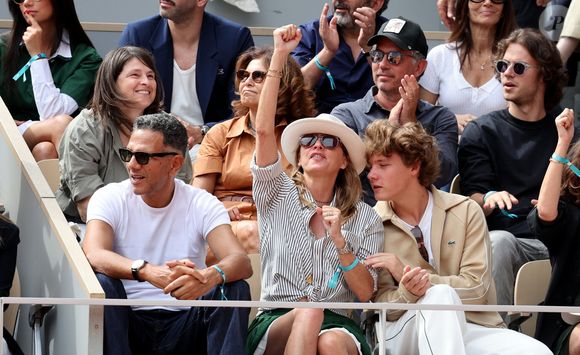 Sarah Poniatowski (Lavoine) avec son compagnon Roschdy Zem et son fils Roman dans les tribunes lors des Internationaux de France de Tennis de Roland Garros 2025. Paris, le 1er Juin 2025. © Dominique Jacovides/Bestimage