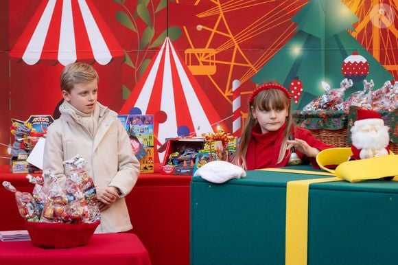 Après avoir fait ses voeux, il a été rejoint par surprise par Charlene de Monaco et leurs deux enfants : Jacques et Gabriella. 

Le prince Jacques de Monaco, marquis des Baux, La princesse Gabriella de Monaco, comtesse de Carladès - La famille princière de Monaco offre les traditionnels cadeaux de Noël aux enfants monégasques dans la Cour du Palais Princier, le 18 décembre 2024. 
© Olivier Huitel / Pool Monaco / Bestimage