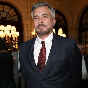 À l’époque, Olivier Minne ne voit plus vraiment d’avenir pour lui à Paris. Il décide alors de partir à Los Angeles

Exclusif - Olivier Minne - Soirée de Gala caritative des Invincibles au profit de la recherche contre la maladie de Charcot à l'InterContinental Paris Le Grand le 9 avril 2026.© Coadic Guirec/Bestimage
