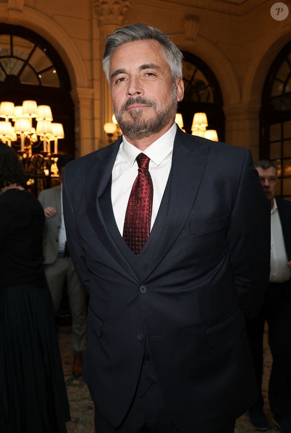 À l’époque, Olivier Minne ne voit plus vraiment d’avenir pour lui à Paris. Il décide alors de partir à Los Angeles

Exclusif - Olivier Minne - Soirée de Gala caritative des Invincibles au profit de la recherche contre la maladie de Charcot à l'InterContinental Paris Le Grand le 9 avril 2026.© Coadic Guirec/Bestimage