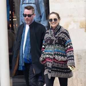 Exclusif - Macaulay Culkin et Natalie Portman sont allés déjeuner au Steam Bar (un restaurant asiatique) puis faire une balade à Paris lors de la Fashion Week de Paris (PFW) le 6 mars 2026. AGENCE / BESTIMAGE