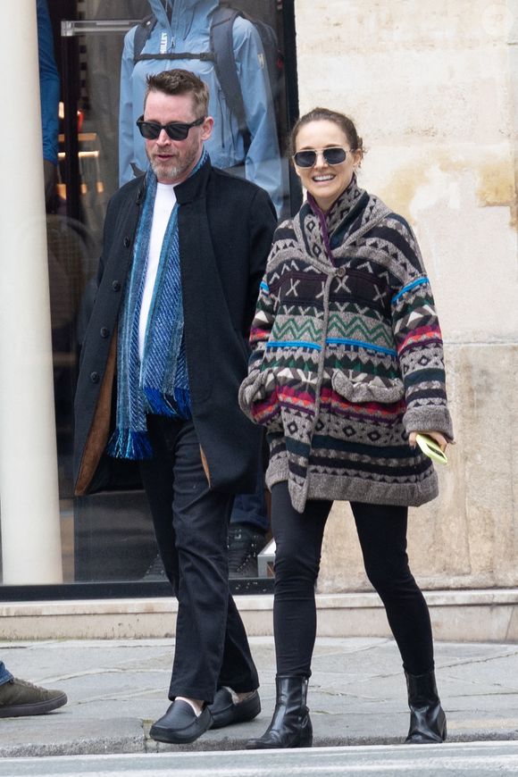 Exclusif - Macaulay Culkin et Natalie Portman sont allés déjeuner au Steam Bar (un restaurant asiatique) puis faire une balade à Paris lors de la Fashion Week de Paris (PFW) le 6 mars 2026. AGENCE / BESTIMAGE