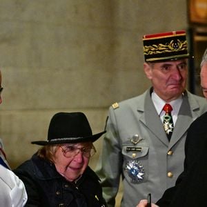 À l'occasion des commémorations des 80 ans de la libération d'Auschwitz, le Premier ministre François Bayrou ravive la flamme du soldat inconnu sous l'Arc de Triomphe à Paris, France, len27 janvier 2025, en présence de représentants de l'Union des déportés d'Auschwitz. © Christian Liewig/Bestimage