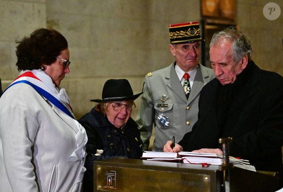 À l'occasion des commémorations des 80 ans de la libération d'Auschwitz, le Premier ministre François Bayrou ravive la flamme du soldat inconnu sous l'Arc de Triomphe à Paris, France, len27 janvier 2025, en présence de représentants de l'Union des déportés d'Auschwitz. © Christian Liewig/Bestimage
