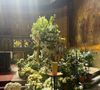 Pour ce dernier voyage, Nadia Fares était recouverte de milliers de fleurs blanches, conformément à la demande de la famille de n'apporter que des fleurs blanches.

Arrivées aux obsèques de N.Farès en l'église Saint-Jean-de-Montmartre à Paris, le 24 avril 2026. N.Farès est décédée le 17 avril 2026 à l'âge de 57 ans, quelques jours après un "incident cardiaque" survenu le 12 avril 2026 dans la piscine du complexe sportif, Blanche (9ème).
© Jacovides / Borde / Bestimage