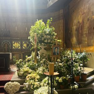 Pour ce dernier voyage, Nadia Fares était recouverte de milliers de fleurs blanches, conformément à la demande de la famille de n'apporter que des fleurs blanches.

Arrivées aux obsèques de N.Farès en l'église Saint-Jean-de-Montmartre à Paris, le 24 avril 2026. N.Farès est décédée le 17 avril 2026 à l'âge de 57 ans, quelques jours après un "incident cardiaque" survenu le 12 avril 2026 dans la piscine du complexe sportif, Blanche (9ème).
© Jacovides / Borde / Bestimage