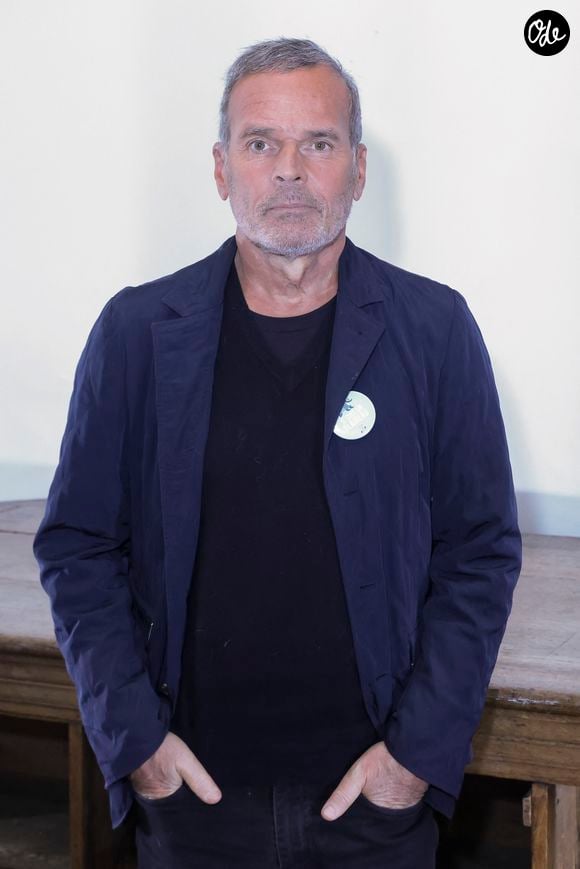 Une situation qui ne semble à l’évidence pas la gêner puisque le bonheur est toujours d’actualité.

Laurent Baffie - Backstage - Enregistrement de l'émission "Animaux Stars", présentée par B.Montiel et diffusée le 4 février sur la chaine Animaux
© Jack Tribeca / Bestimage